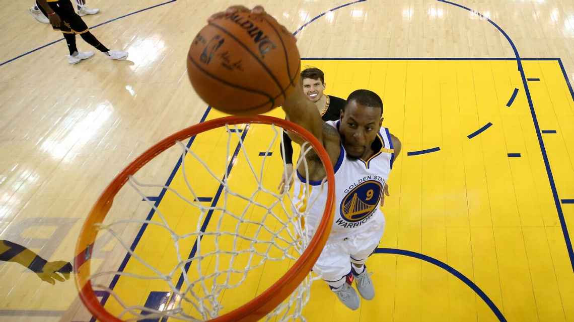 Spurs tem interesse em Iguodala (Ezra Shaw / Getty Images)