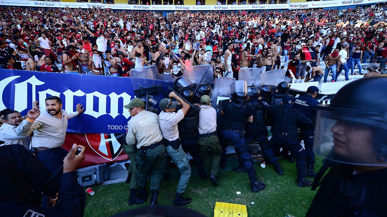 Aficionados de Atlas invaden cancha del Jalisco