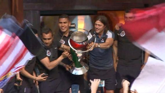 Chivas da de beber a su gente la Copa
