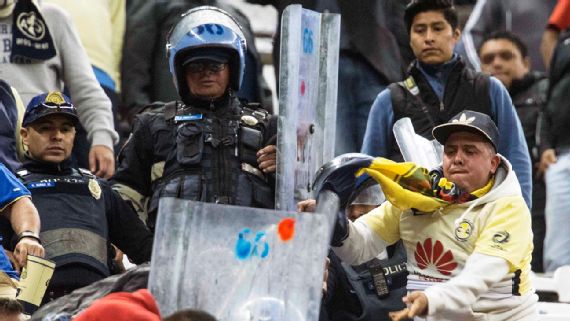 Denuncian abuso de autoridad tras el Clásico; aficionado en el hospital