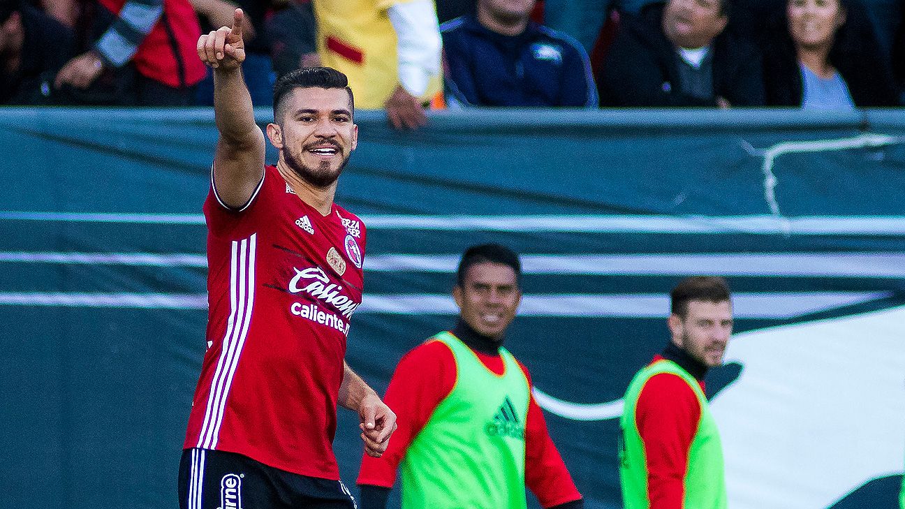 Henry Martín se acerca a las Chivas