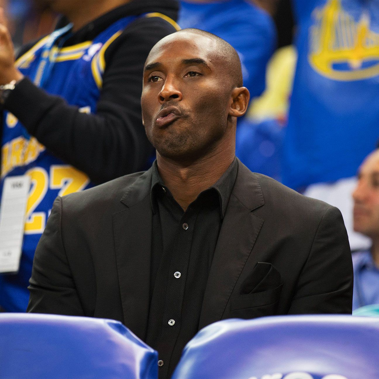 Kobe Bryant signs two-year contract extension with Los Angeles Lakers