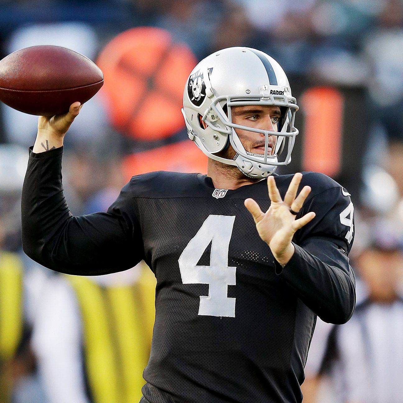 Oakland Raiders name Derek Carr starting quarterback