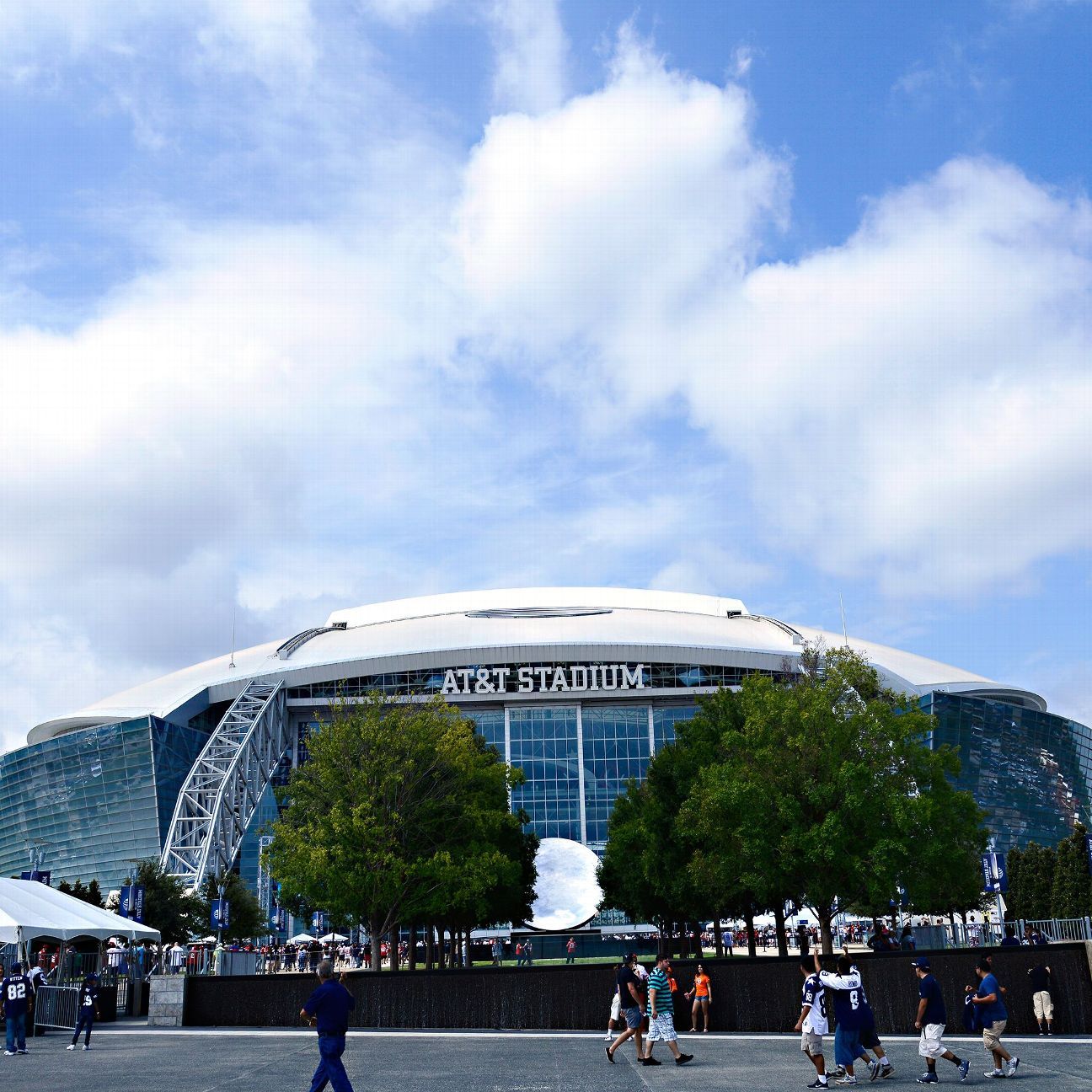 Shooting victim outside Cowboys stadium dies