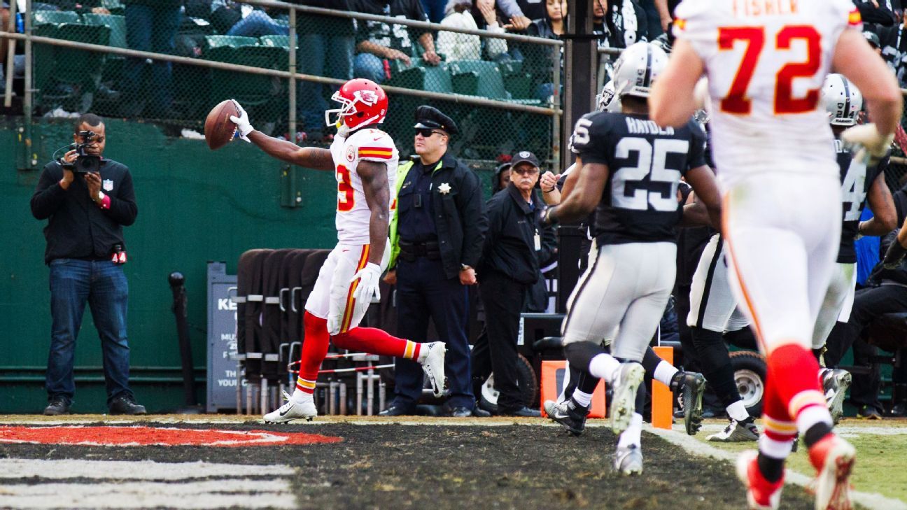 Fourth-quarter interceptions propel Chiefs in comeback victory over Raiders