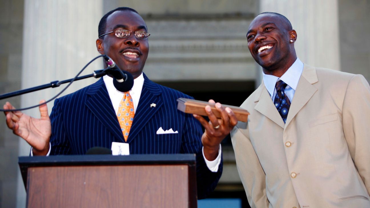 Terrell Owens' first 24 hours in Buffalo among his bizarre moments