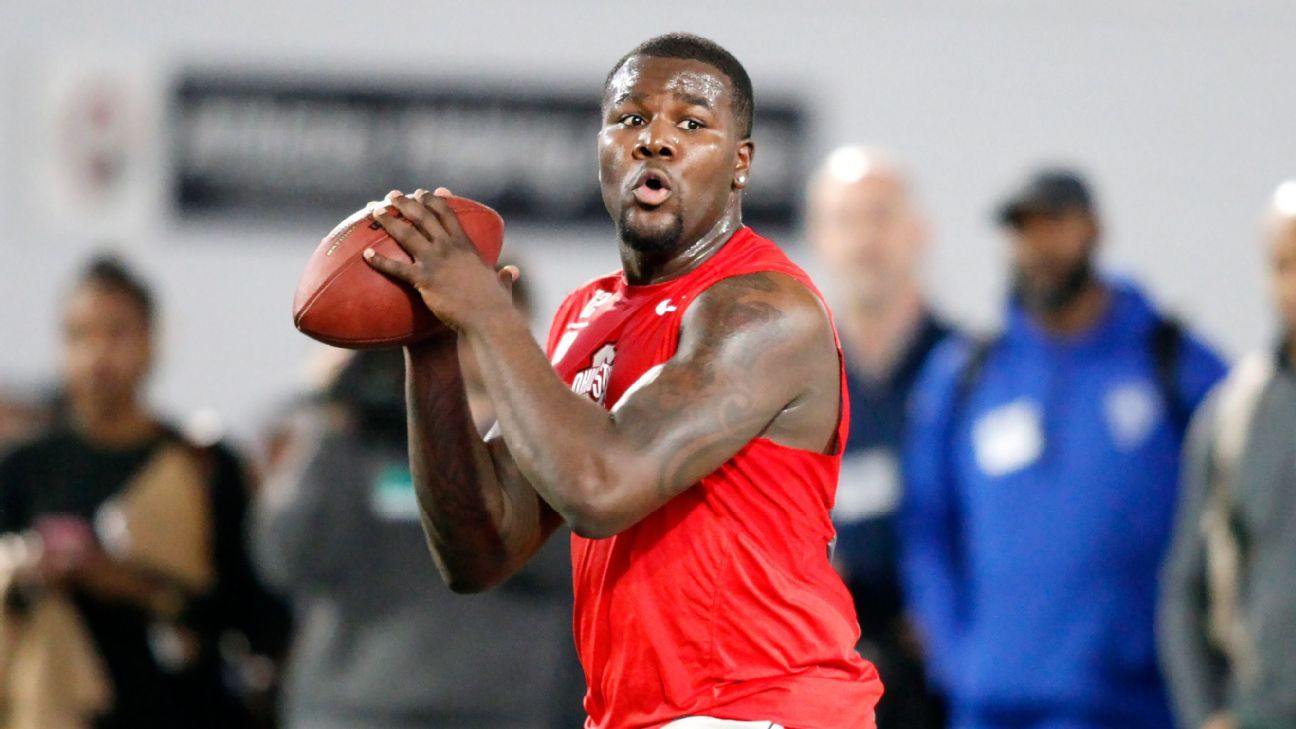 Jim Kelly goes one-on-one with Cardale Jones after Bills practice