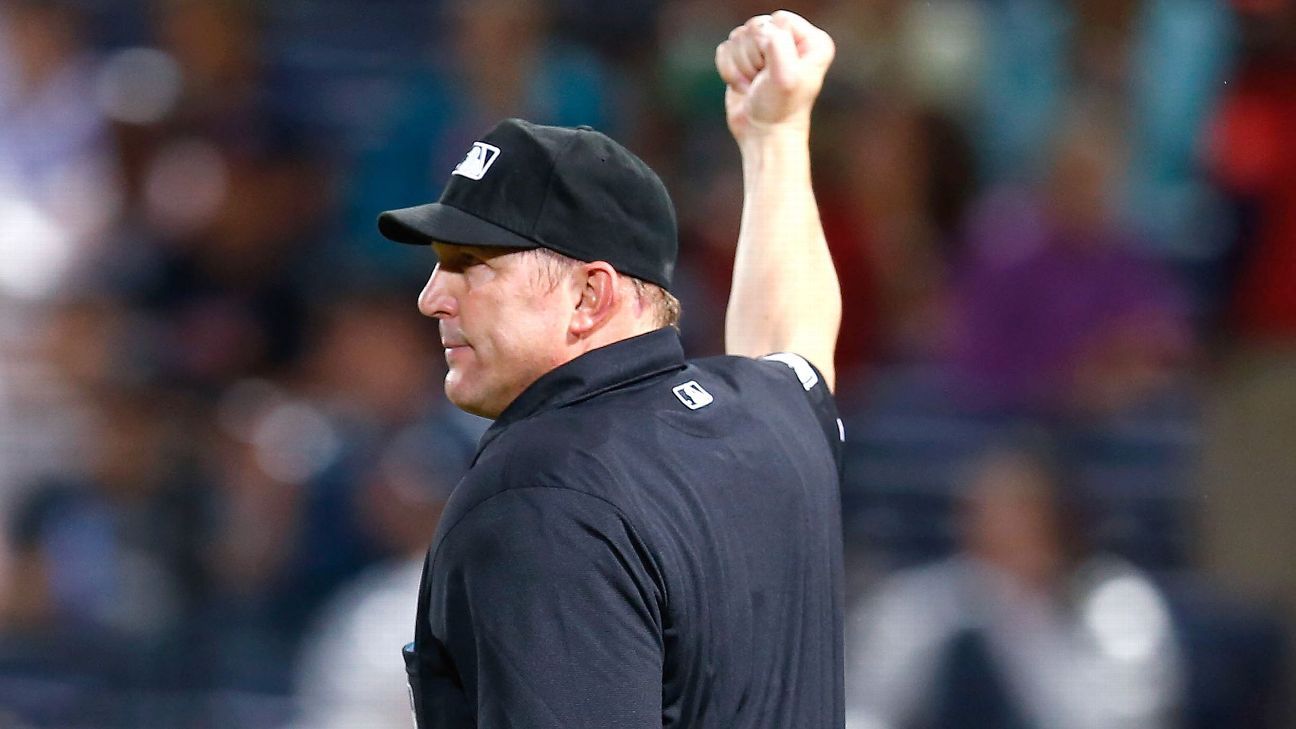 Plate umpire Jeff Kellogg exits MetsBraves game after being hit by
