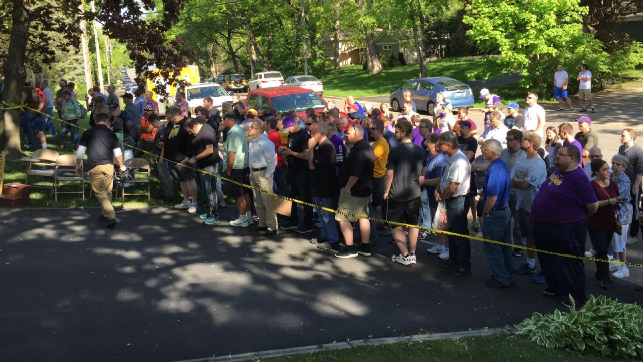 For some fans, Bud Grant's garage sale has become a pilgrimage