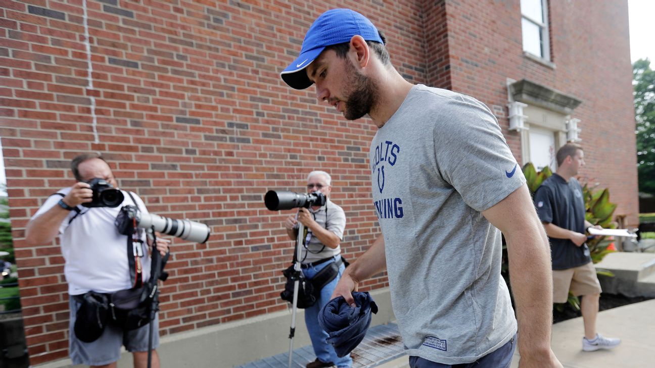 Colts QB Andrew Luck doesn't feel 'burden of leadership'