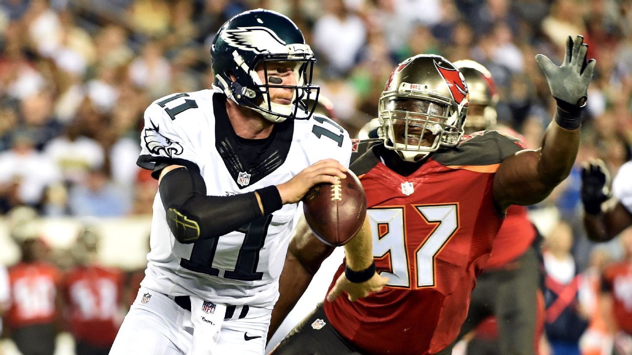 Eagles QB Wentz out with hairline fracture in ribs