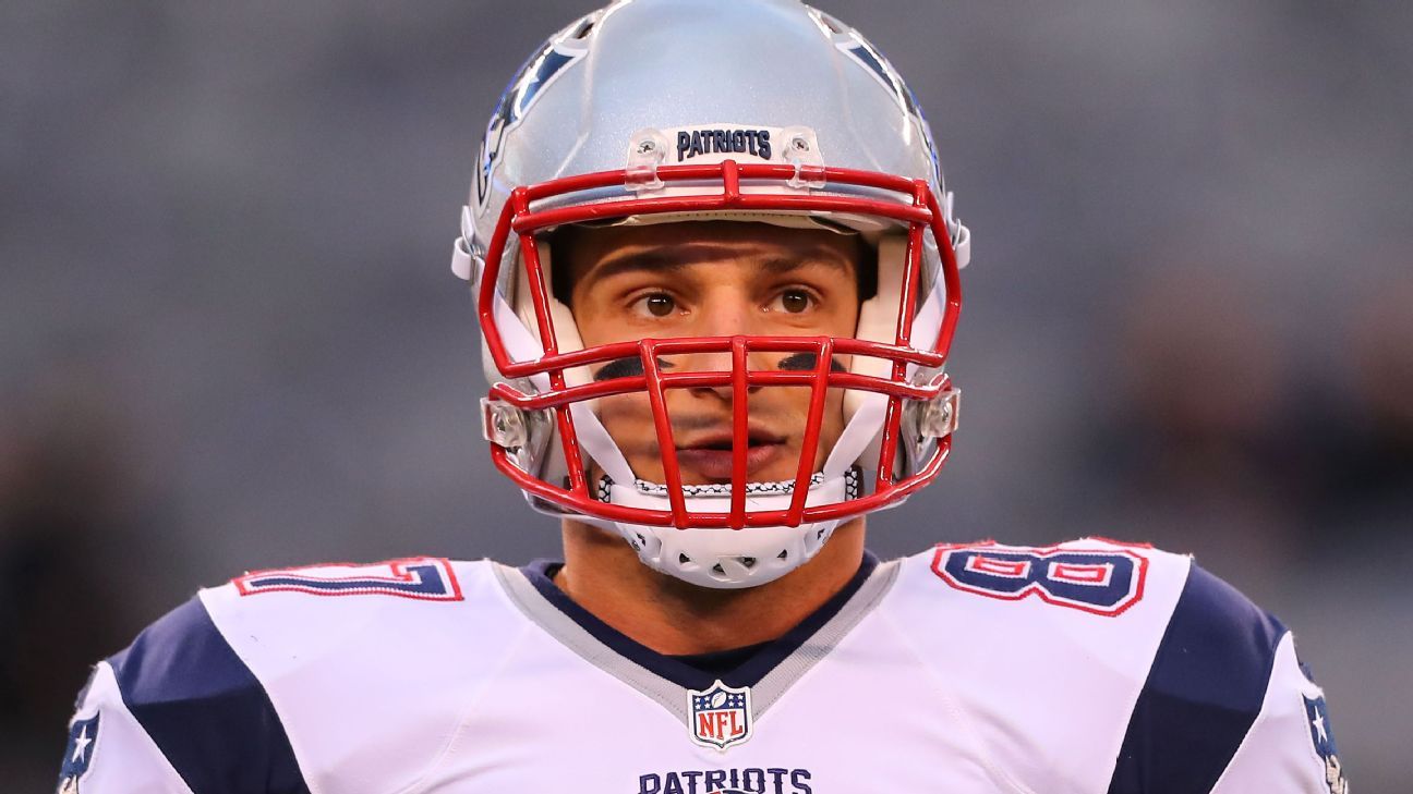 Rob Gronkowski leaves game in first quarter with back injury
