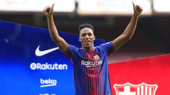 Apresentado no Barça, Mina entra em campo descalço, faz a dancinha e celebra: 'Maior clube do mundo'
