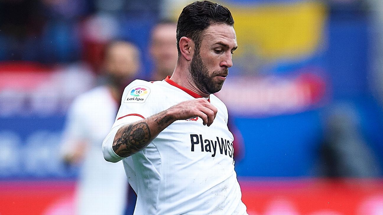 Desde la primera fila, Layún apoya al Sevilla en el Old Trafford