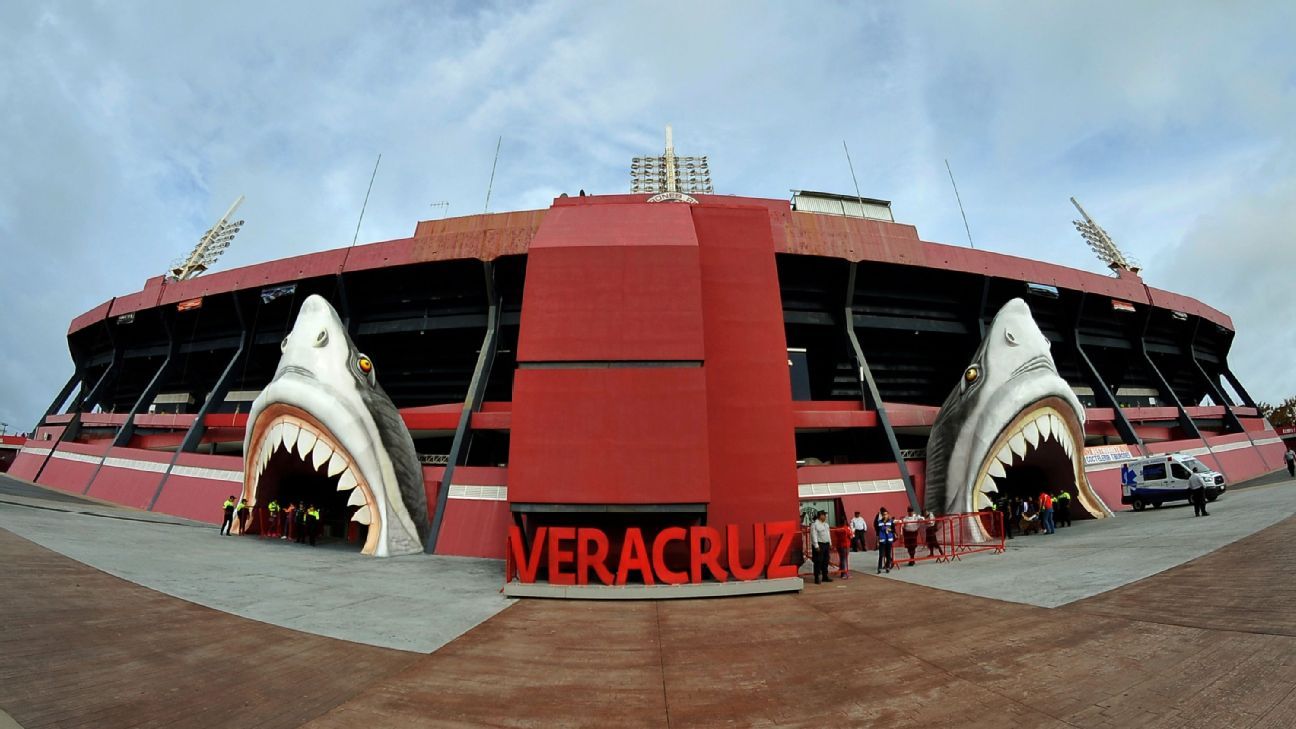 Autoridades de SEFIPLAN visitan a los 'Tiburones Rojos' del Veracruz