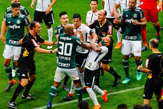 Corinthians x Palmeiras teve 'dois tapas' de Clayson e F. Melo segurando pelo pescoço
