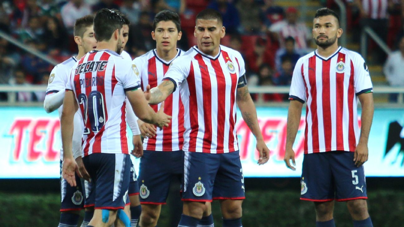 Estallan en Chivas: Deben millones a jugadores