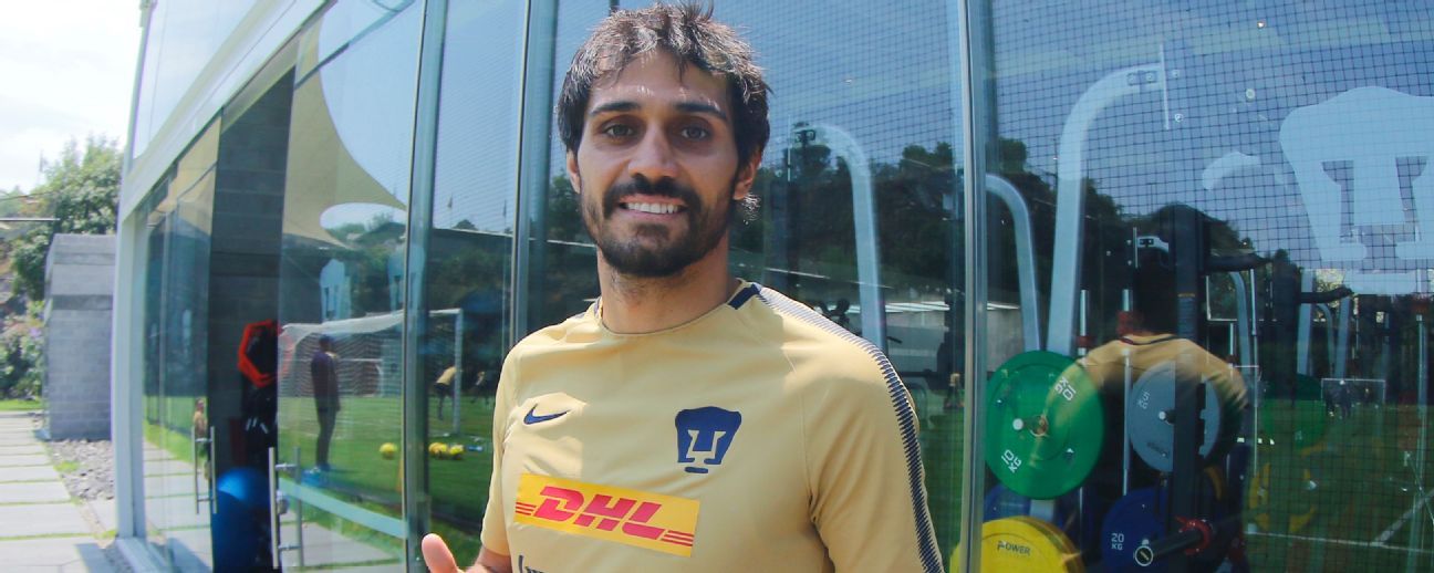 Alejandro Arribas ofrece disculpas por señas a la afición de Pumas