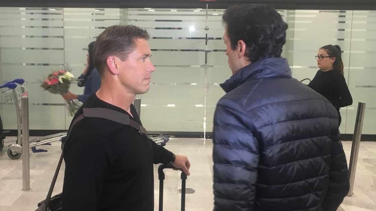 Llegaron a México representante y padre de Luuk de Jong