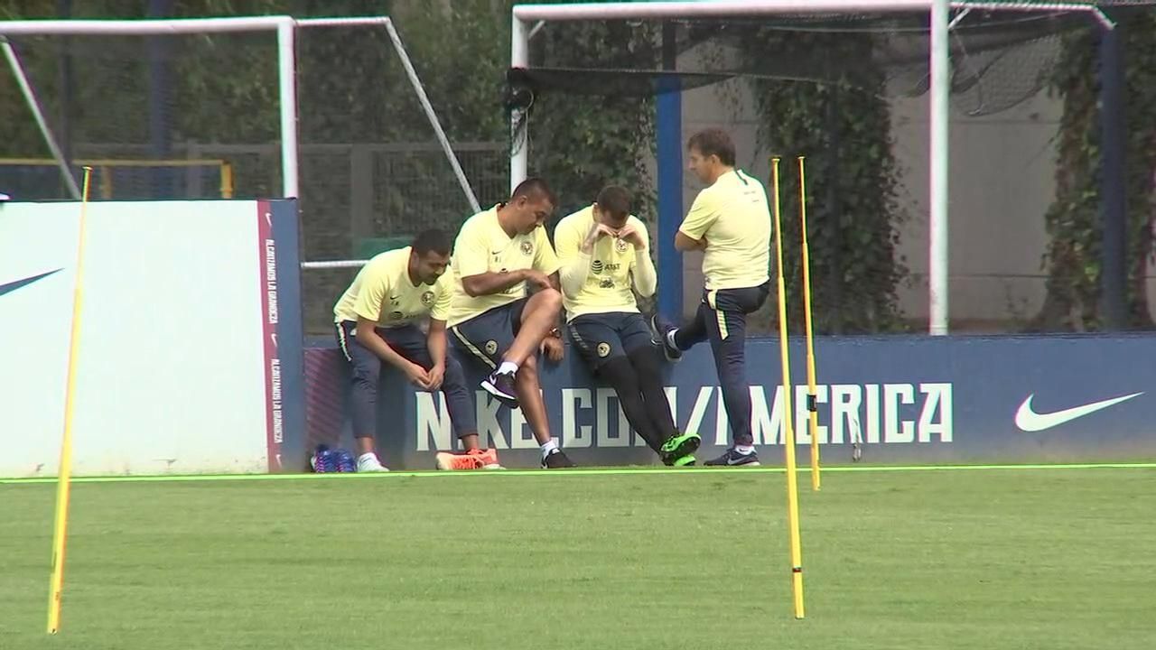 Agustín Marchesín breaks down in tears during América's practice.