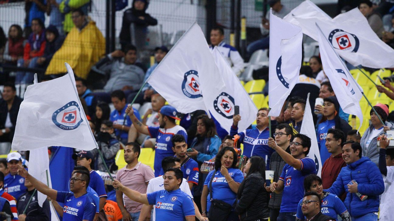 Aficionados de Cruz Azul se manifiestan previo al clásico ante América