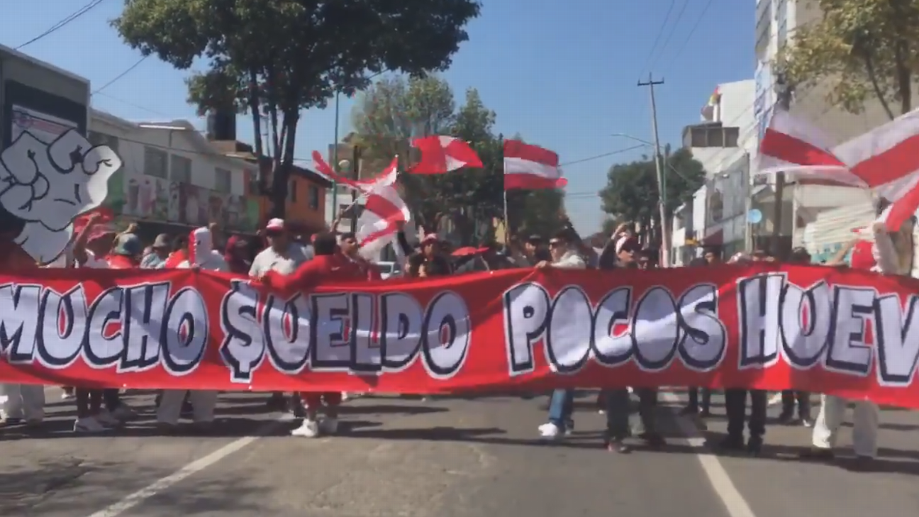 Afición le dedica manta con reclamos al Toluca
