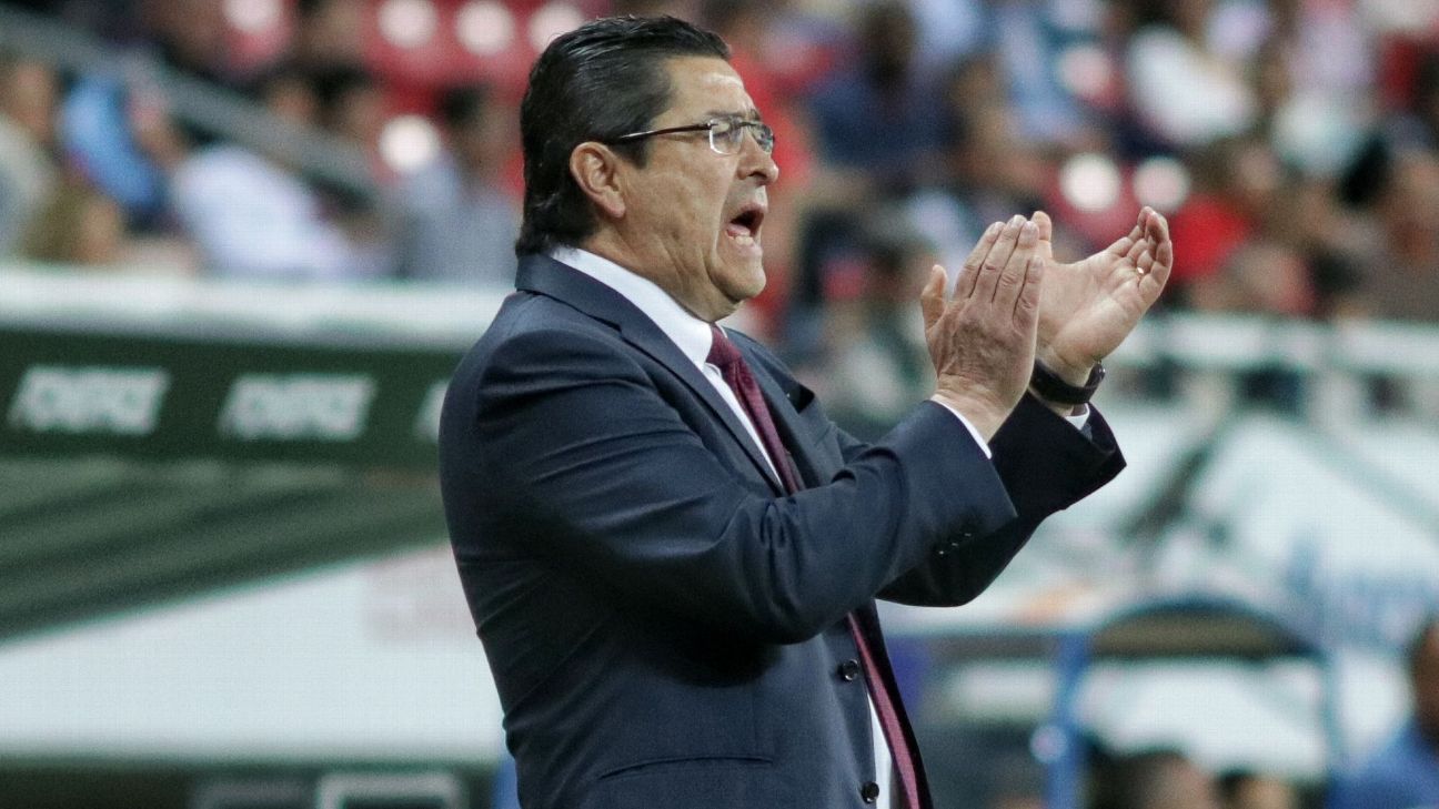 Tena is waiting to define his future in Chivas 