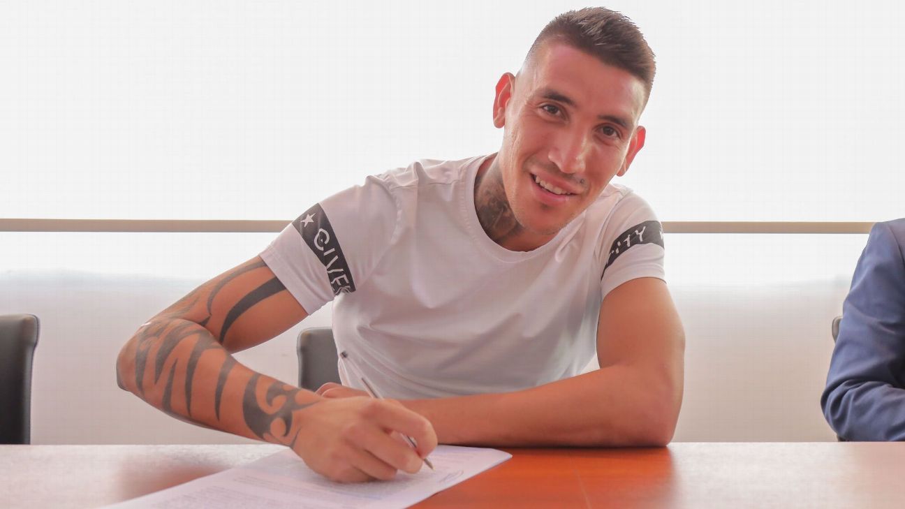 Ricardo Centurión firmó contrato en Vélez