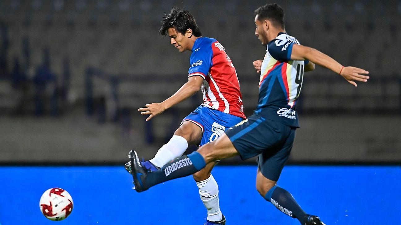 José Juan Macías scores the fastest goal in the history of the Clásico Nacional.