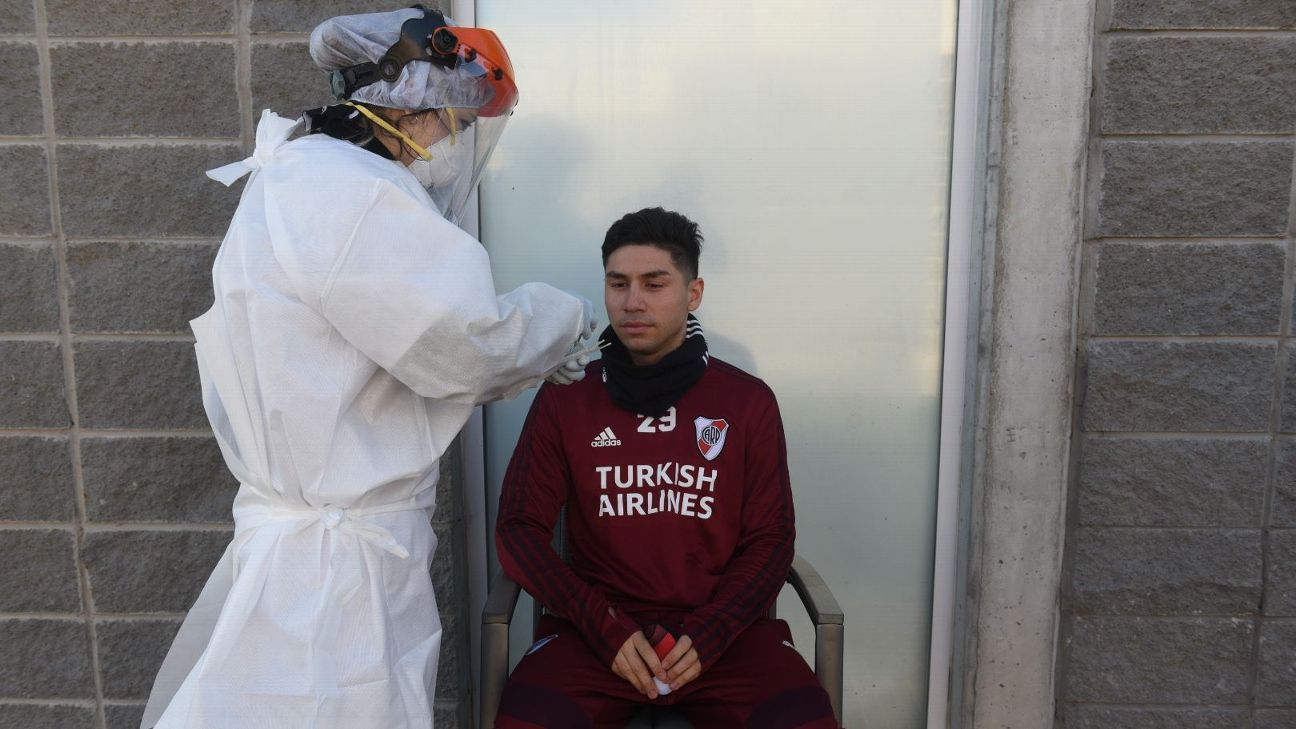 Montiel dio positivo en el test serológico y dejó el entrenamiento de River