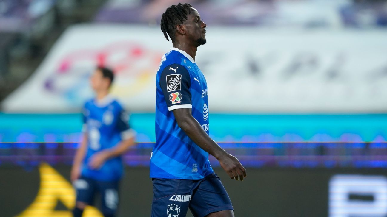 Procede protesta de Rayados y retiran tarjeta roja a Aké Loba