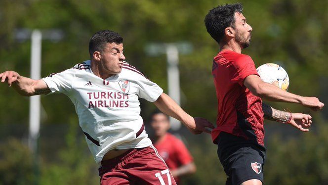 Nacho Scocco anotó dos goles en la victoria de Newell's ante River en amistoso
