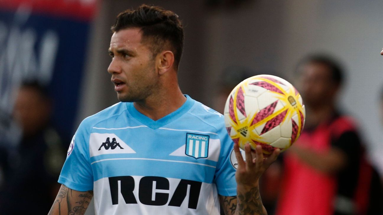 Eugenio Mena dio positivo de COVID-19 en Racing