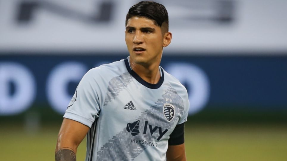 Alan Pulido believes that several Chivas players feel the weight of the jersey.