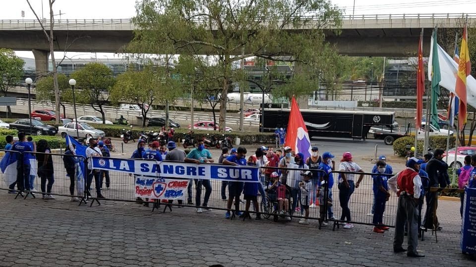 Aficionados de Cruz Azul olvidan la sana distancia afuera del hotel de concentración
