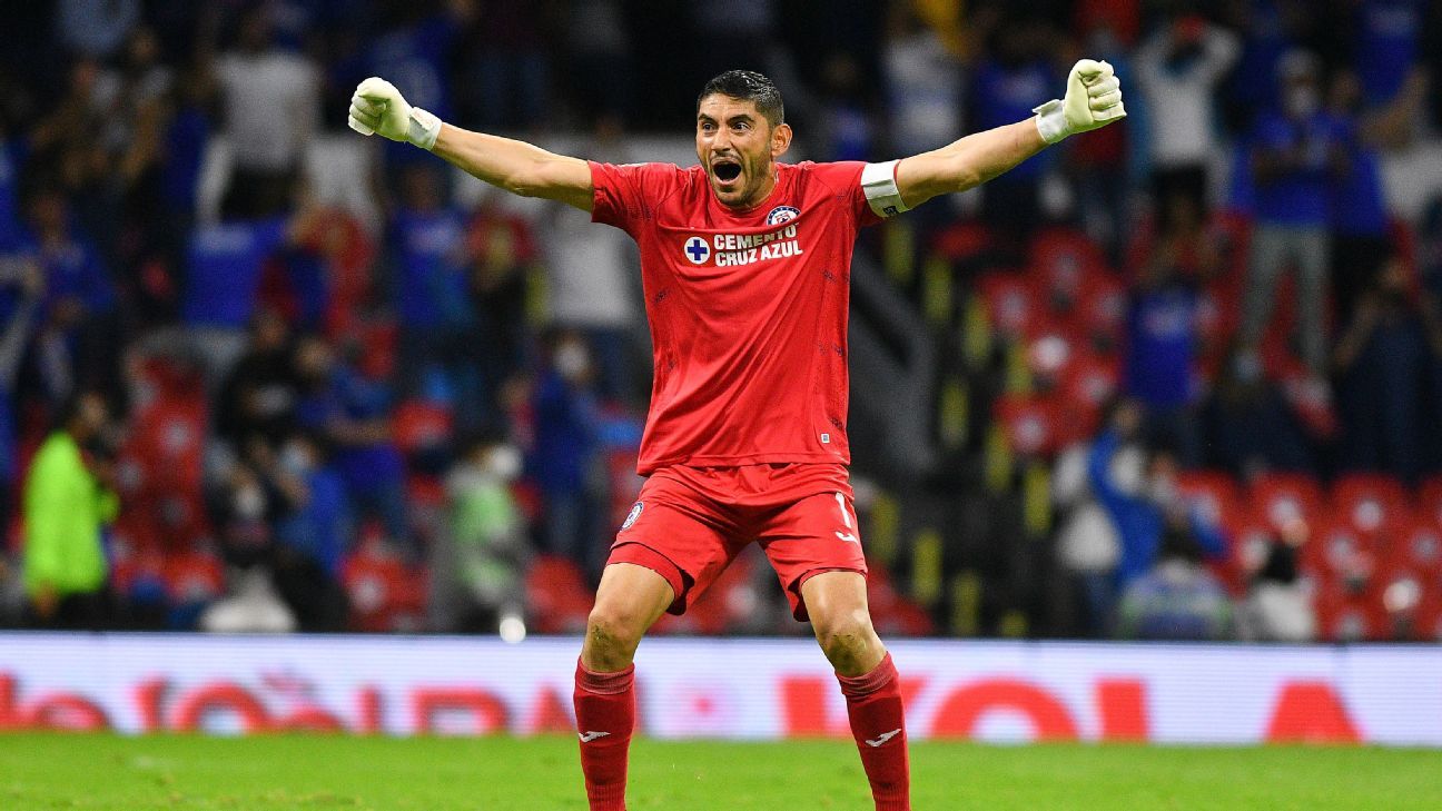 Jesús Corona al levantar la copa 