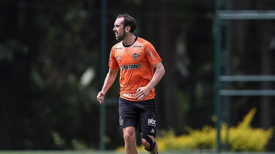 ¿Diego Godín a Vélez? Su amistad con el Cacique Medina lo acerca al equipo de Liniers