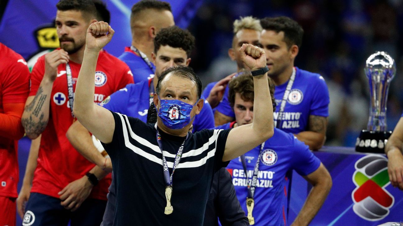Juan Reynoso, el ídolo de Cruz Azul que apunta a su salida tras ser campeón como jugador y técnico