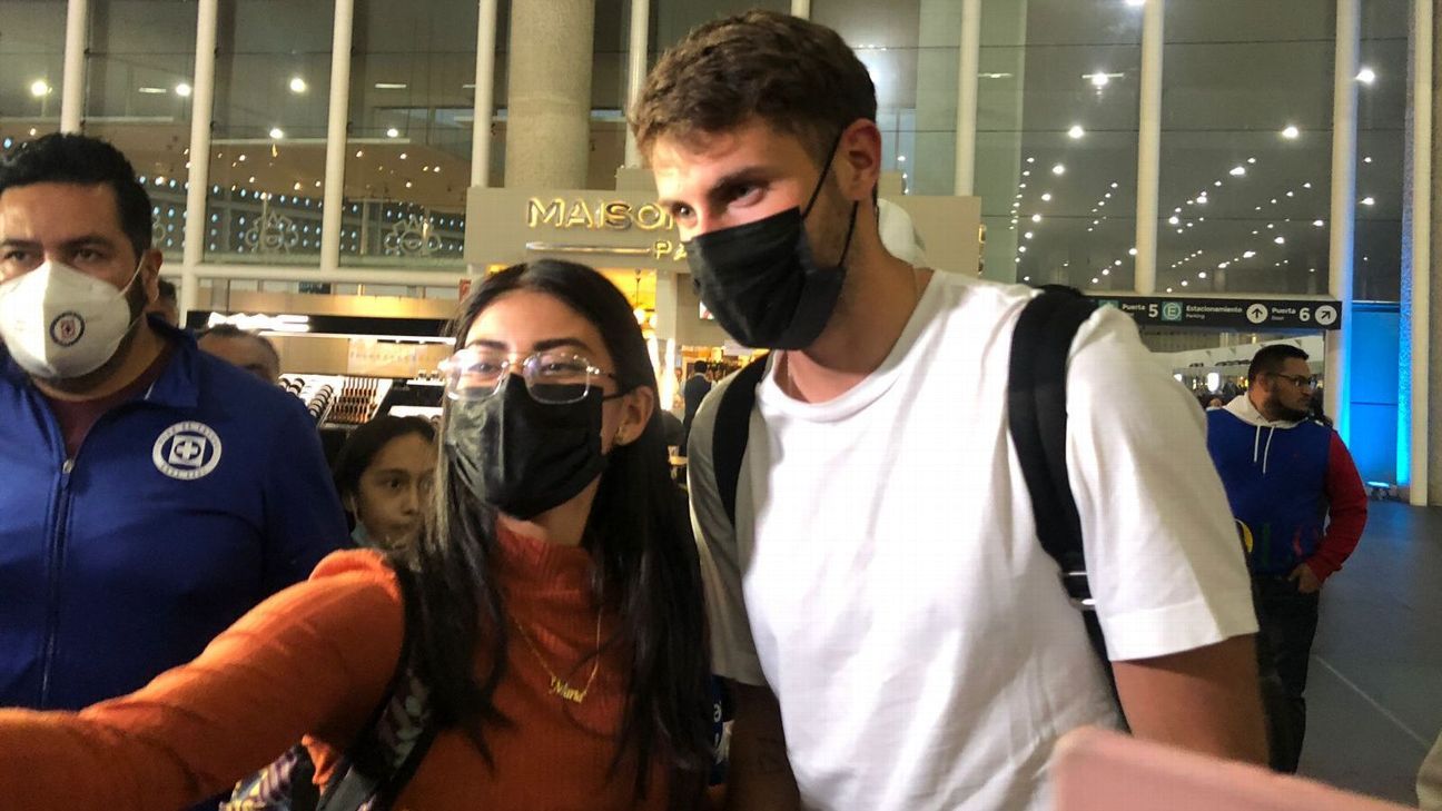 Santiago Giménez: 'Salir de Cruz Azul es como dejar tu casa para crecer