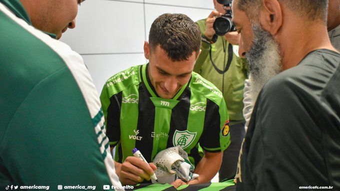 Emmanuel Martínez presentado con la camiseta de América MG