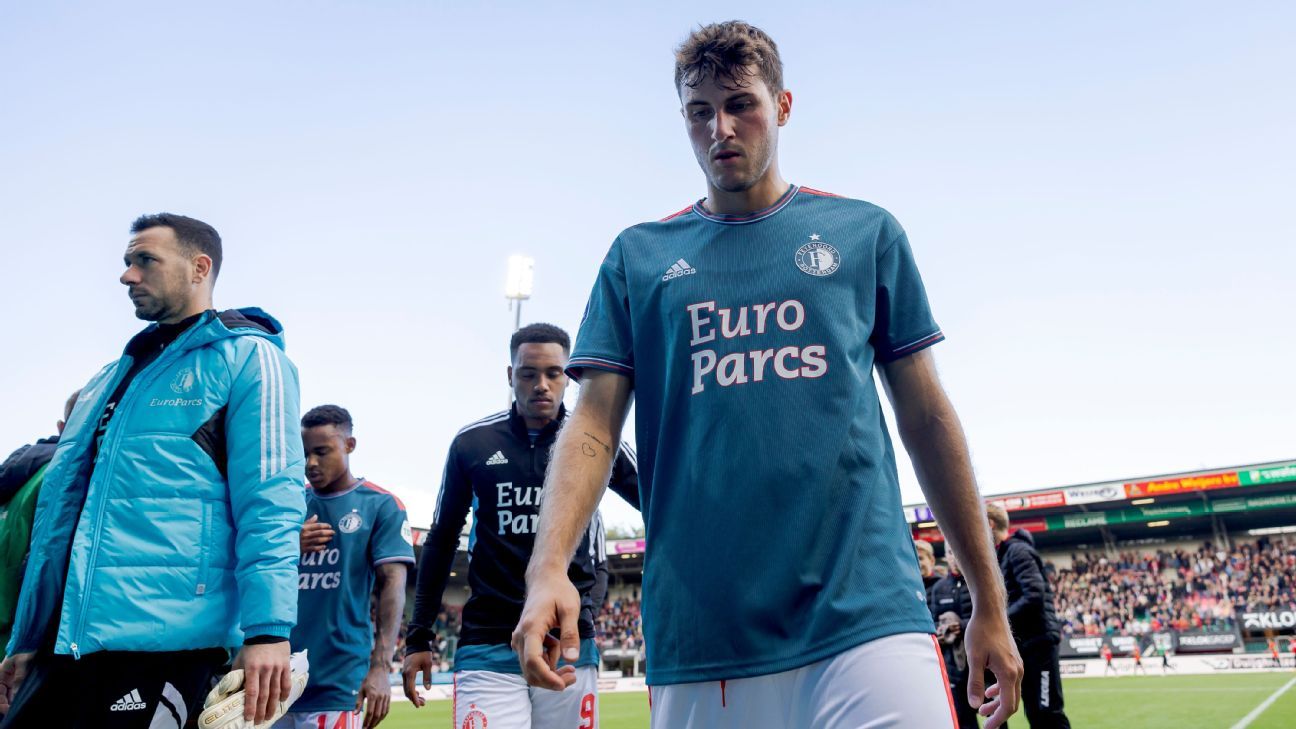 Santiago Giménez, titular con Feyenoord ante el Twente