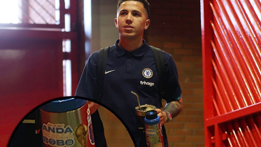 Enzo Fernández llegó a Old Trafford con un termo en homenaje a Messi - ESPN