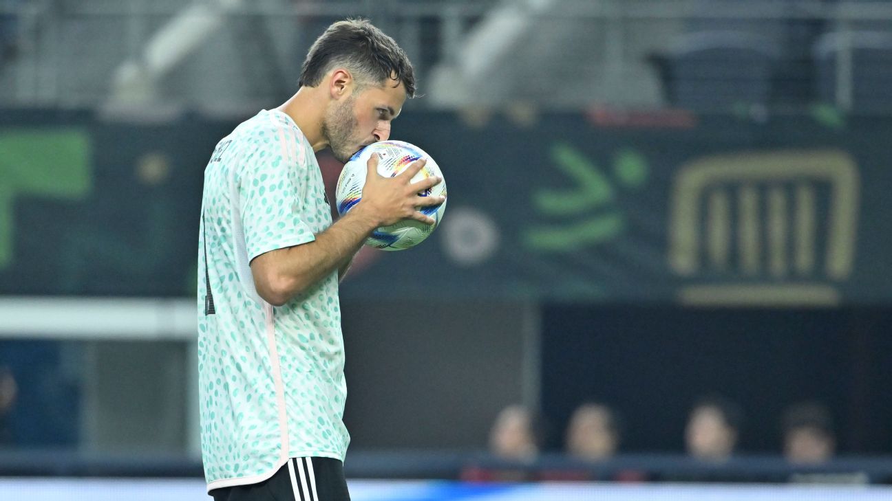 Santiago Giménez falla segundo penal con Selección Mexicana - ESPN