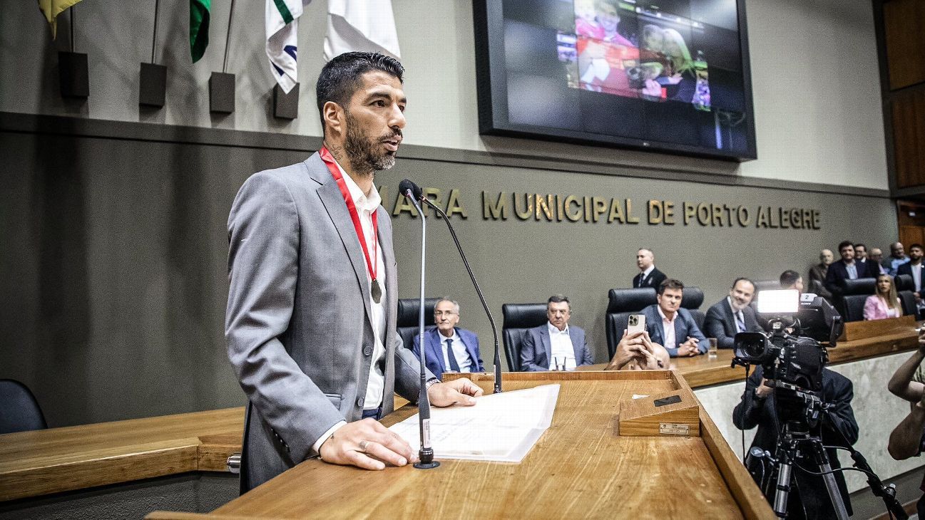 Con un mensaje que sonó a despedida, Luis Suárez recibió Medalla al Mérito en Porto Alegre - ESPN