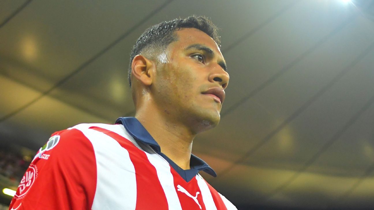 Sepúlveda abandona el Chivas vs. Toluca por un golpe en el rostro - ESPN