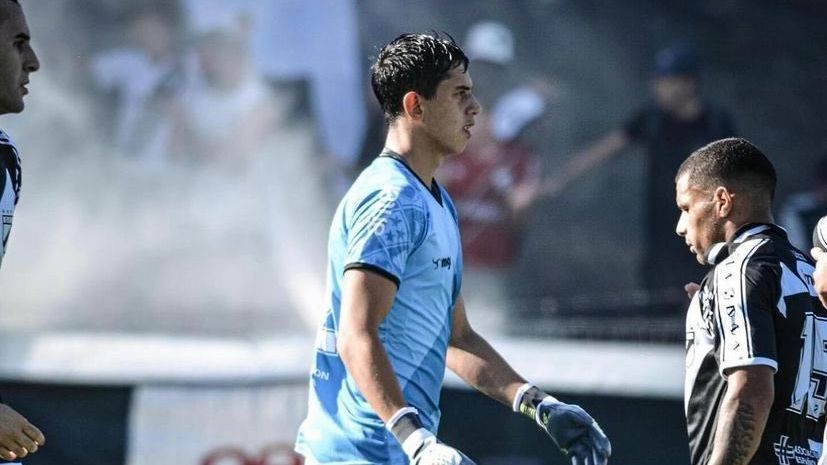 El curioso caso del golero de Danubio que defendió al club en básquetbol y ahora debutó en fútbol - ESPN