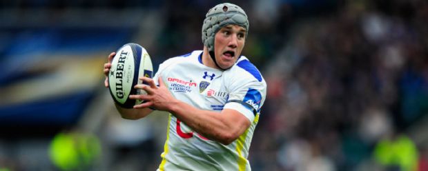 Jonathan Davies carries the ball for Clermont