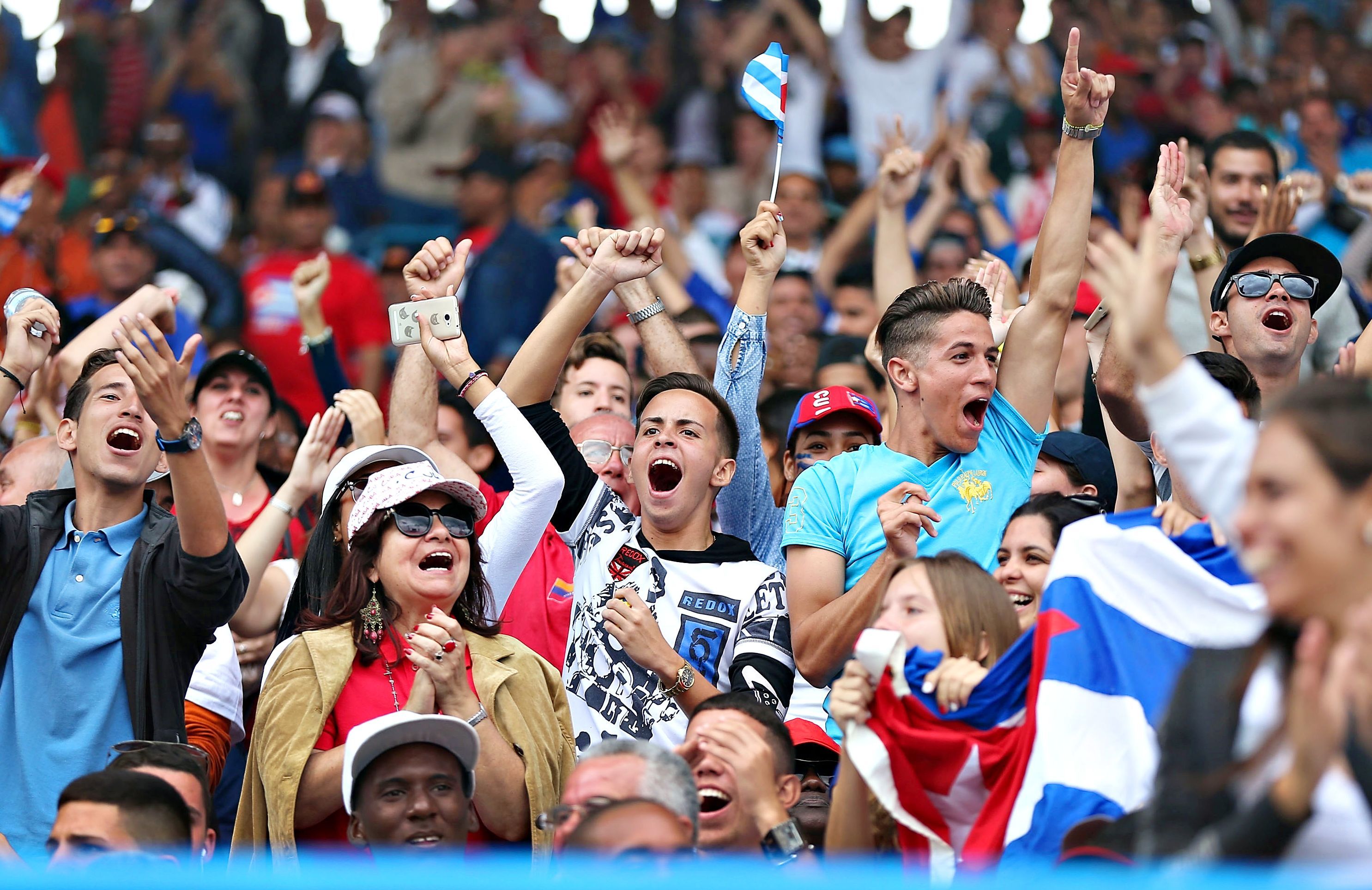 Fan�ticos cubanos