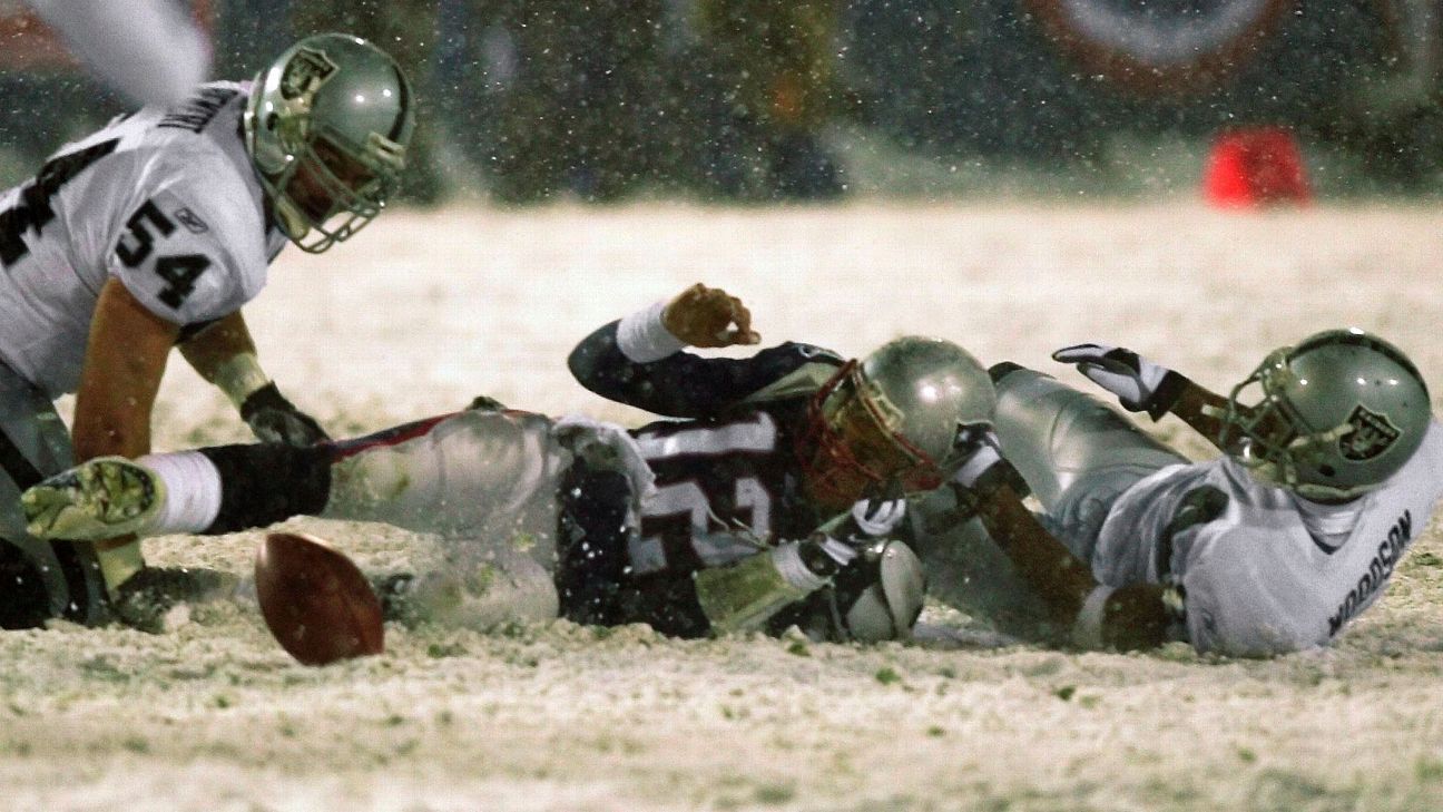 En los playoffs del 2001, jugando contra los Raiders, Tom Brady perdi� el bal�n tras ser golpeado por Charles Woodson y Oakland recuper�, pero los oficiales marcaron pase incompleto citando la 