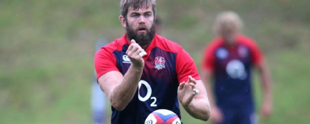 Geoff Parling passes the ball during England training